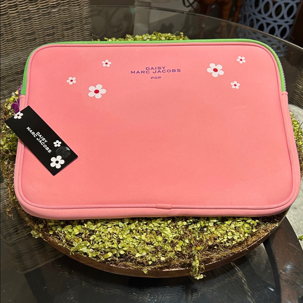 Marc Jacobs Cream and Pink Laptop Case & Round Pouch Set - Picture 2 of 6